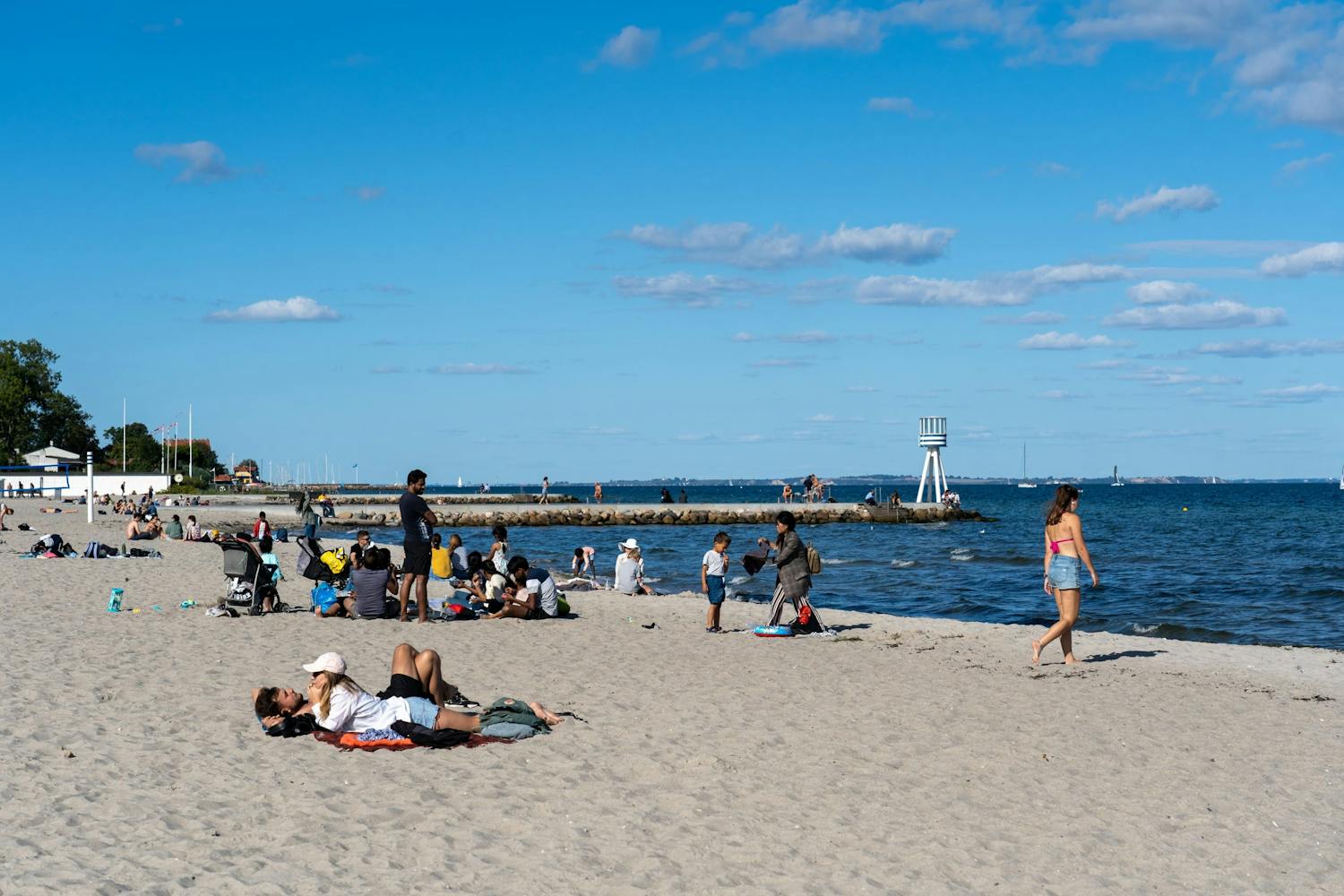 Badstrand. Det är oftast okej att dela en bild som denna, men om personer på bilden protesterar är det bäst att avstå.
